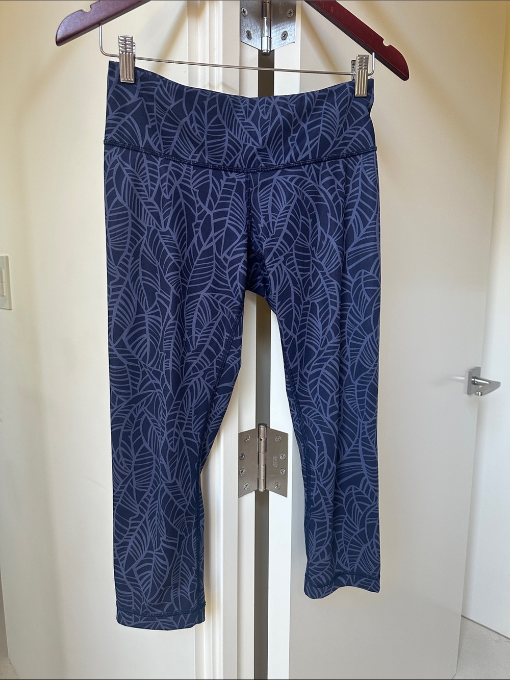 Lululemon Navy Leaf Pattern Leggings Size 6